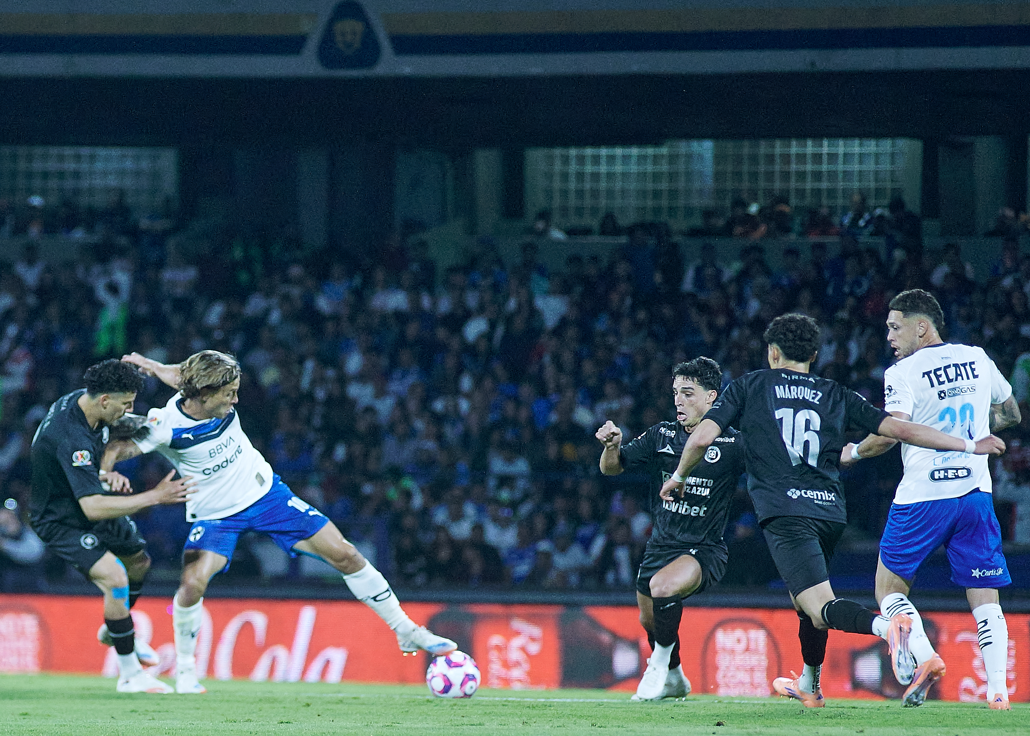 Máquina Celeste le pinta dos rayas al Monterrey